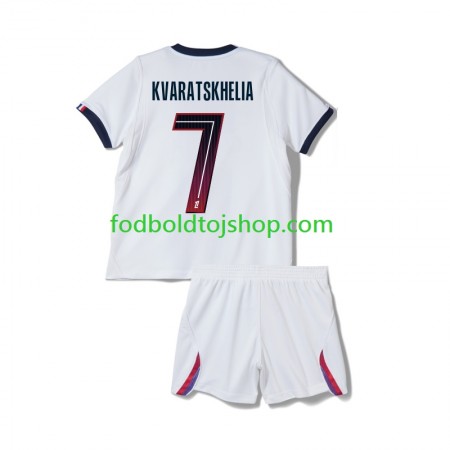 Paris Saint-Germain Khvicha Kvaratskhelia 7 Børn Udebane Fodboldsæt 2026-27 S/S (+ Korte bukser) Paris Saint-Germain Khvicha Kvaratskhelia 7 Børn Udebane Fodboldsæt 2026-27 S/S (+ Korte bukser)
